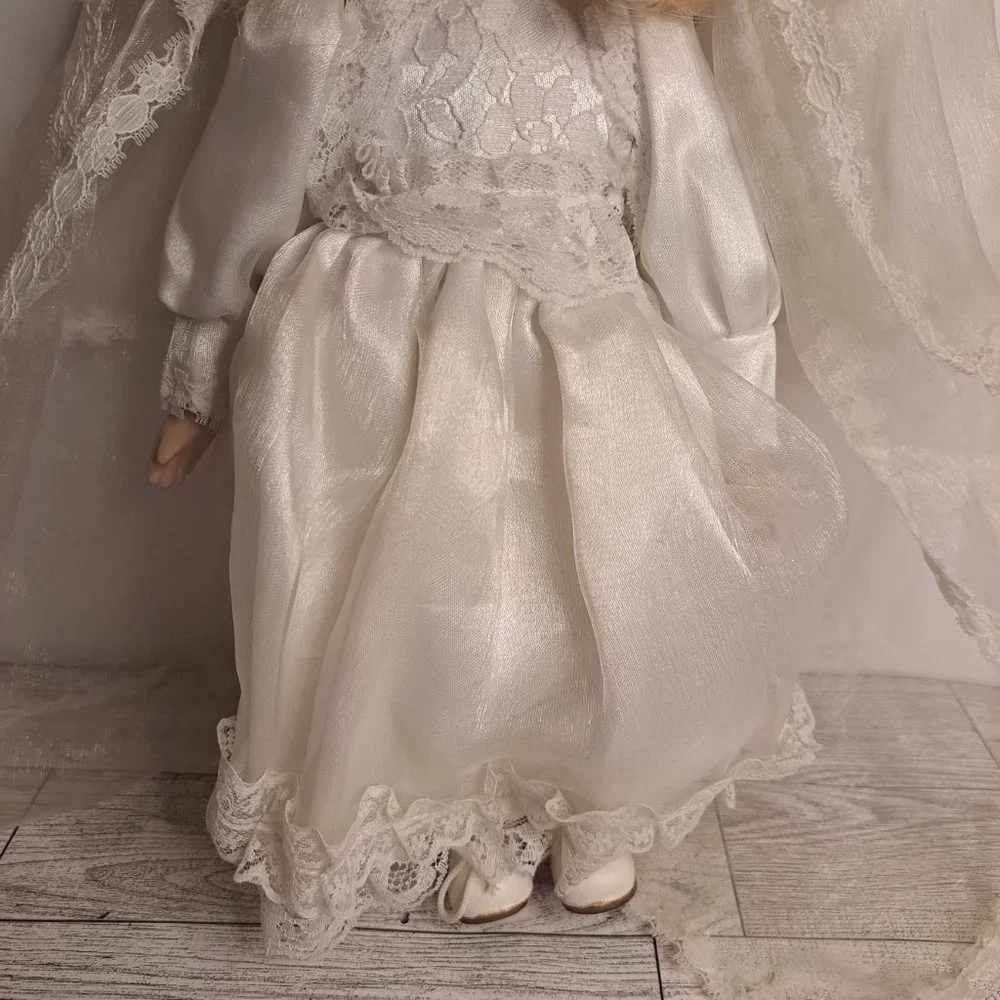 Vintage 12.5 Porcelain Bride Doll - Picture 5 of 6